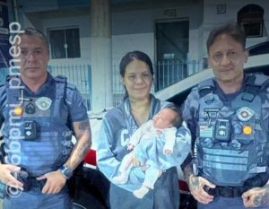 Bebê engasgada em Jambeiro é salva por policiais
