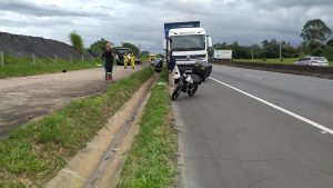 Acidente na Via Dutra em Roseira envolve caminhão e carro