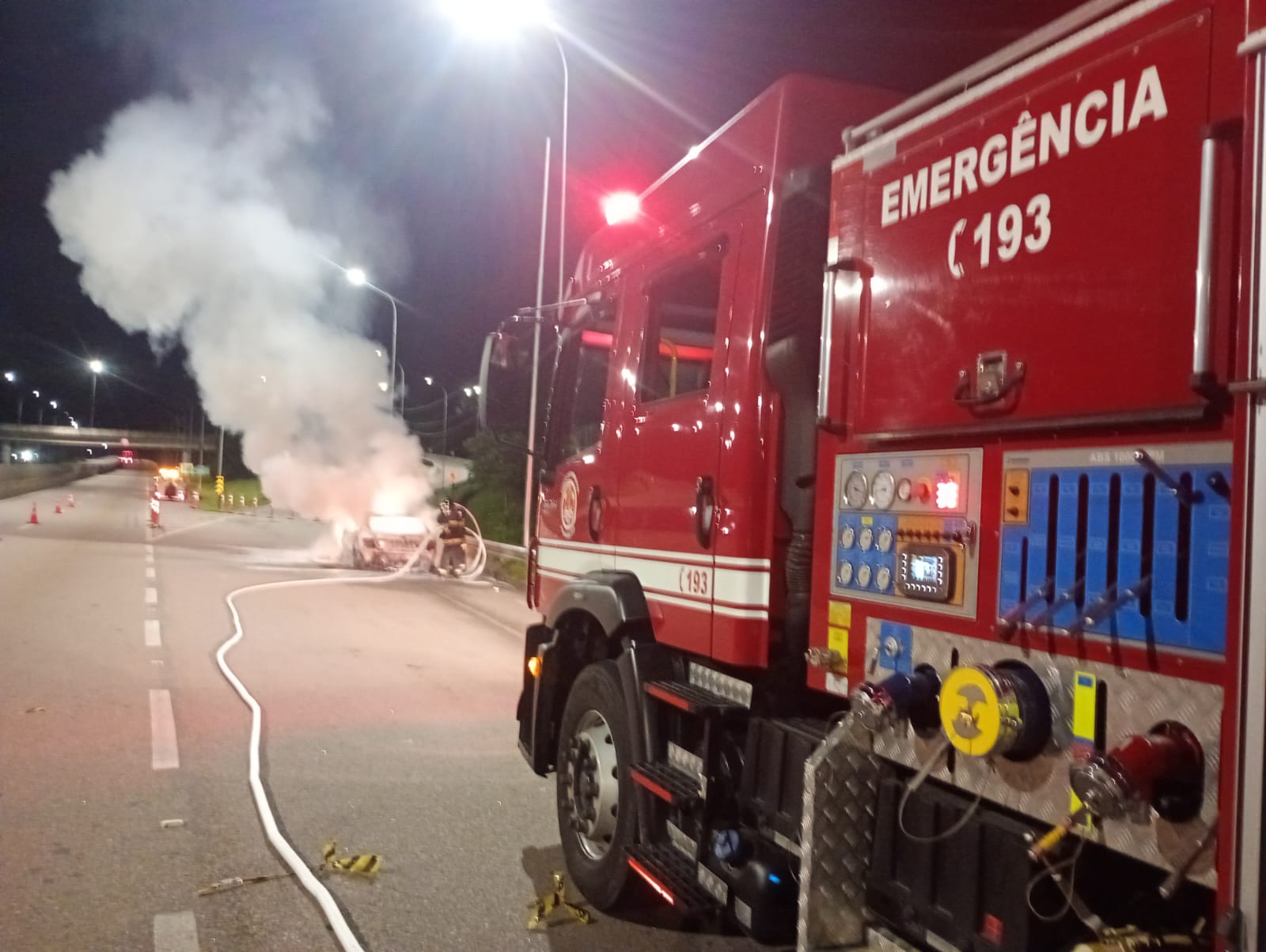 Carro pega fogo na Rodovia dos Tamoios e mobiliza Corpo de Bombeiros na madrugada deste sábado (14) em Caraguatatuba; ocupantes do veículo saíram sem ferimentos