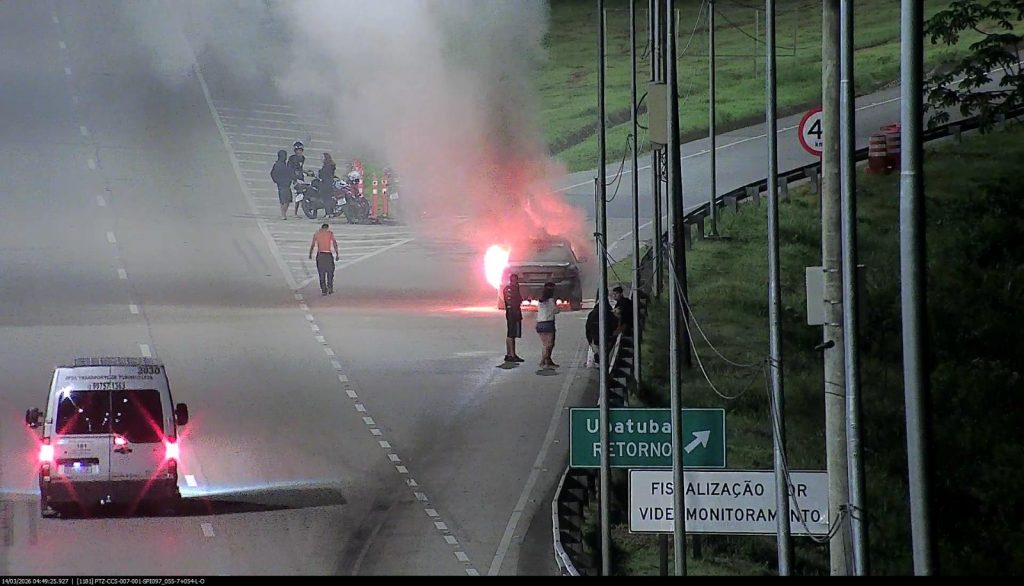 Corpo de Bombeiros combate incêndio em carro na Rodovia dos Tamoios, em Caraguatatuba.