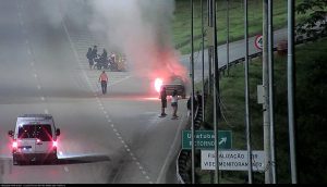 Corpo de Bombeiros combate incêndio em carro na Rodovia dos Tamoios, em Caraguatatuba.
