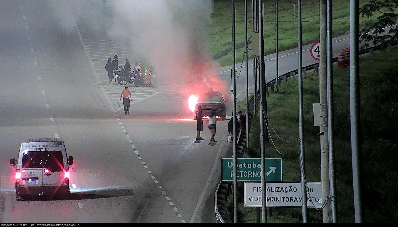 Corpo de Bombeiros combate incêndio em carro na Rodovia dos Tamoios, em Caraguatatuba.