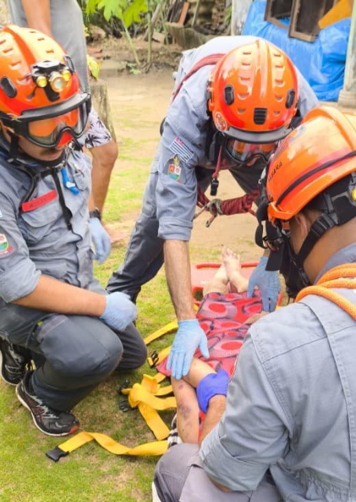 Idosa é resgatada após queda em Ilhabela