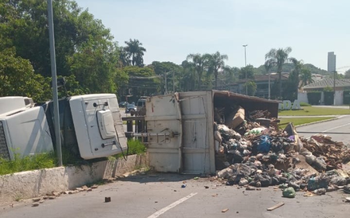 Acidente na Ponte Rosinha Filippo interdita trânsito