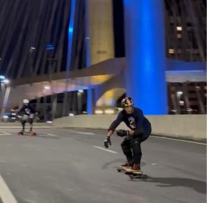 Skatistas utilizam ponte estaiada interditada como pista