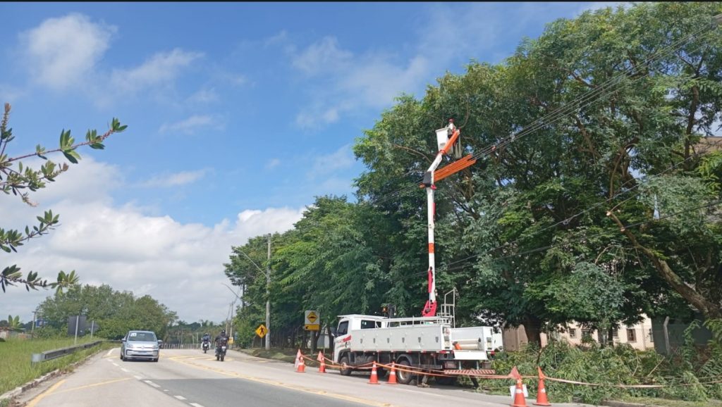 Equipes da EDP realizam poda e manutenção da rede elétrica em bairros de Caçapava