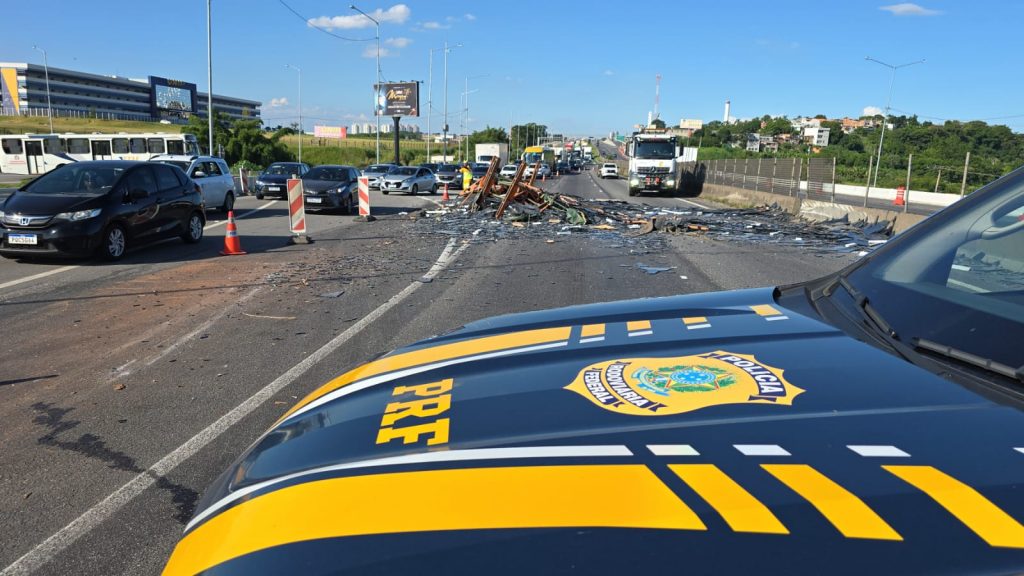 Carreta carregada de vidro tomba na Via Dutra