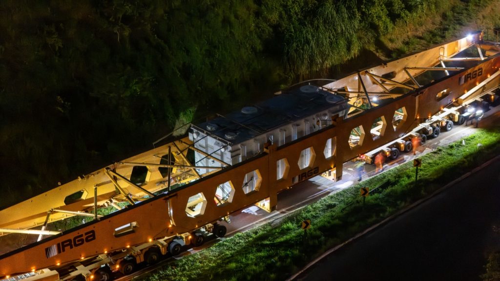 Operação na Rodovia dos Tamoios para carga especial causa bloqueios noturnos no sentido São José dos Campos