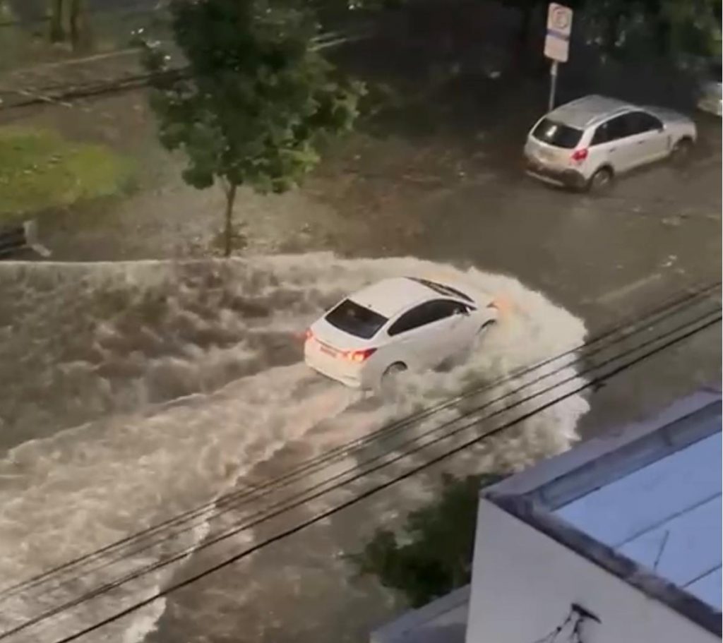 Avenida José Longo ficou alagada após forte chuva