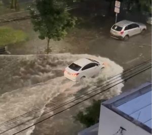 Avenida José Longo ficou alagada após forte chuva
