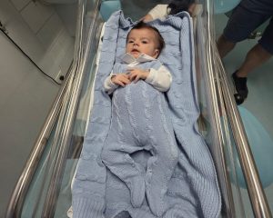 História de superação: bebê com malformação rara vence tratamento e deixa UTI neonatal em São José dos Campos