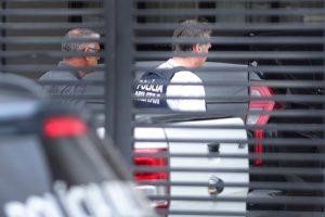 Bolsonaro deixa hospital e inicia prisão domiciliar em Brasília após internação