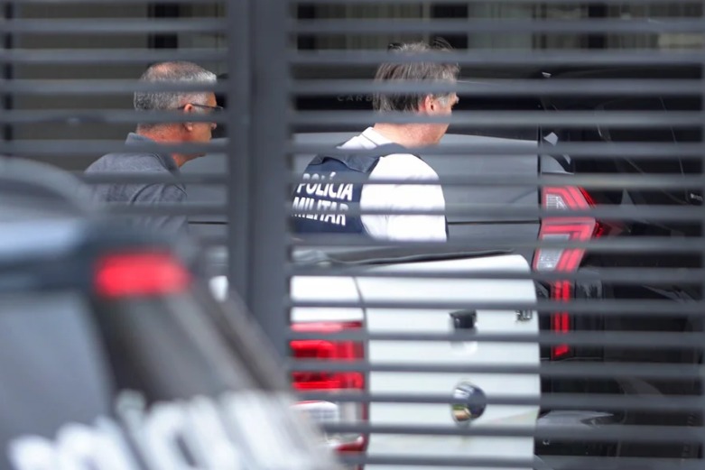 Bolsonaro deixa hospital e inicia prisão domiciliar em Brasília após internação