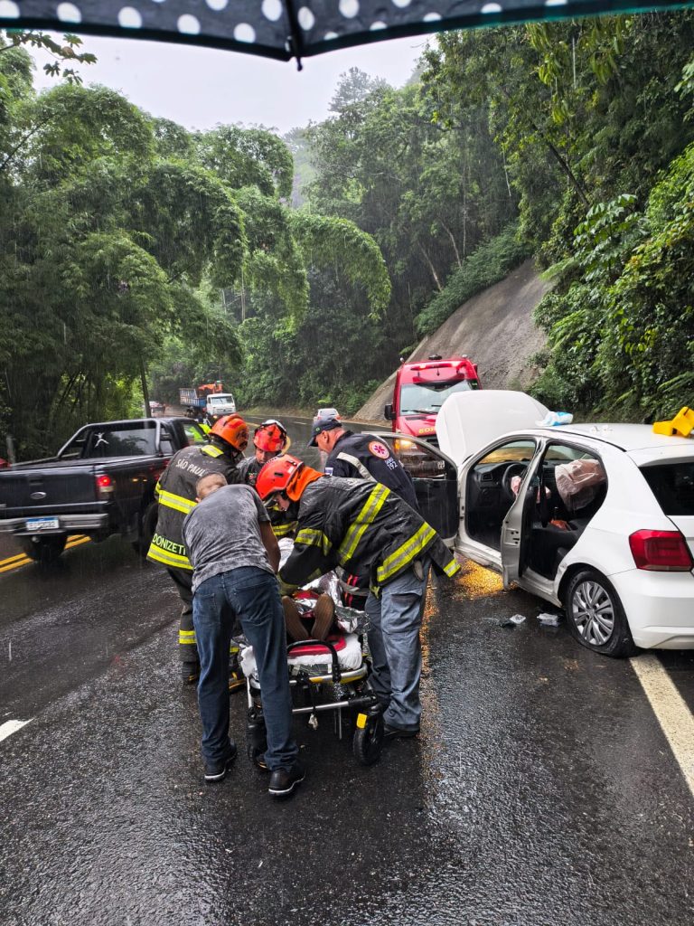 Caminhão tomba na Rio-Santos e atinge carro em curva em Caraguatatuba
