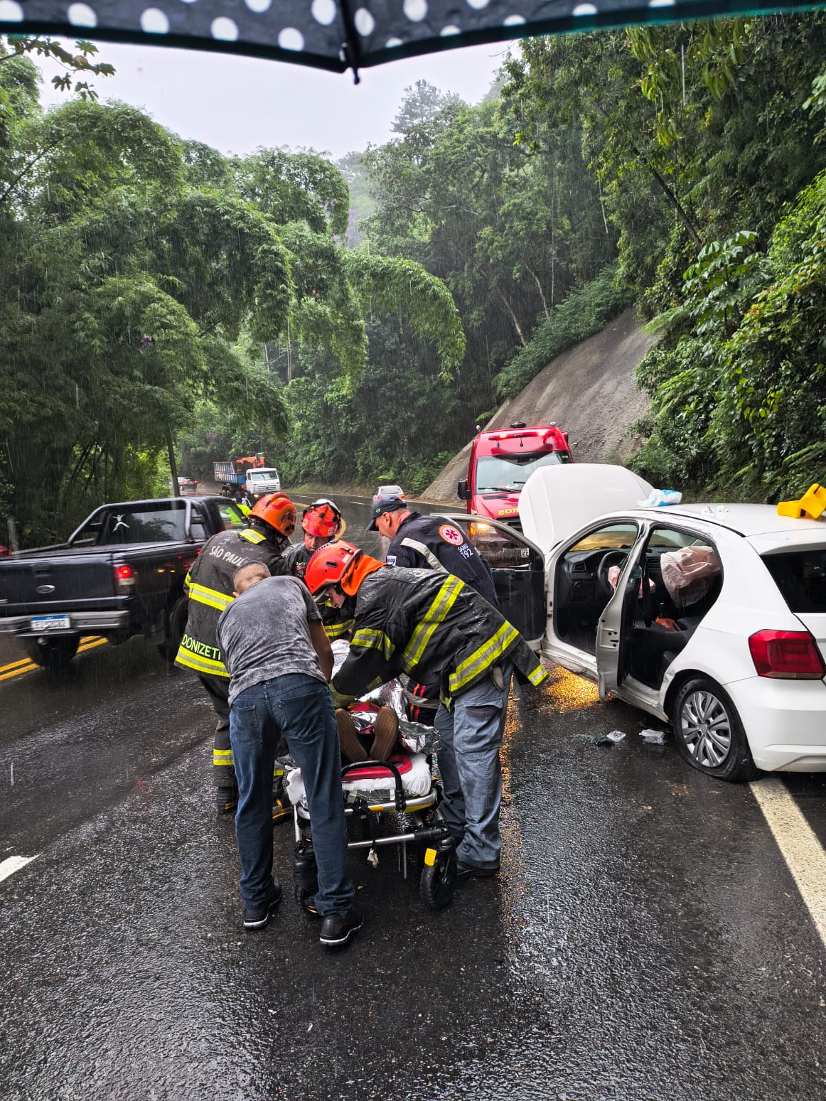 Caminhão tomba na Rio-Santos e atinge carro em curva em Caraguatatuba