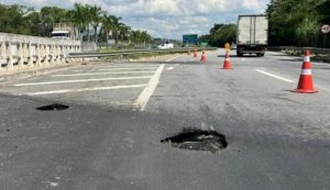 Interdição na Floriano, em Taubaté, altera trânsito após problema estrutural no km 4,1