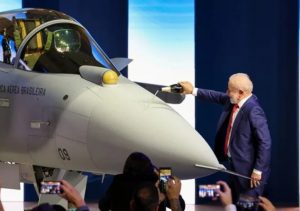 Embraer apresenta o Gripen, primeiro caça supersônico produzido no país!