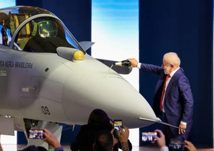 Embraer apresenta o Gripen, primeiro caça supersônico produzido no país!