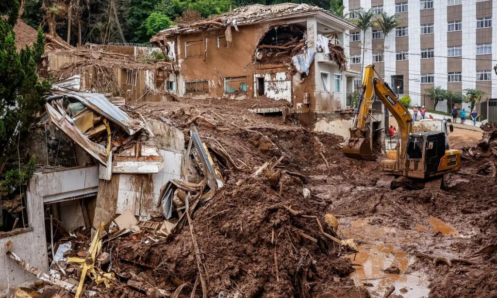 Chuvas na Zona da Mata de MG provocaram deslizamentos e enchentes que deixaram 72 mortos