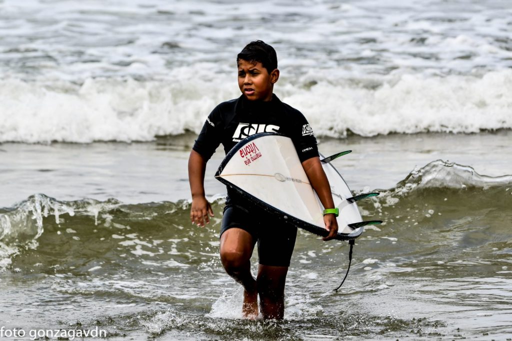 Jovem talento do surfe de Caraguatatuba busca apoio para seguir competindo