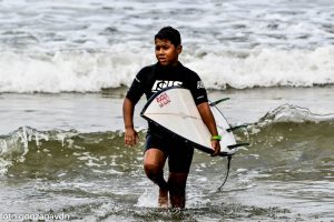 Jovem talento do surfe de Caraguatatuba busca apoio para seguir competindo
