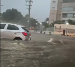 Com histórico de alagamentos, rua do Esplanada vira rio e água invade prédios