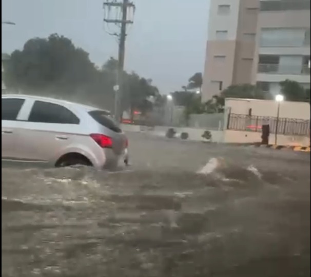 Com histórico de alagamentos, rua do Esplanada vira rio e água invade prédios