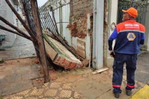 Muro desaba em obra e deixa dois trabalhadores feridos no centro de Guaratinguetá