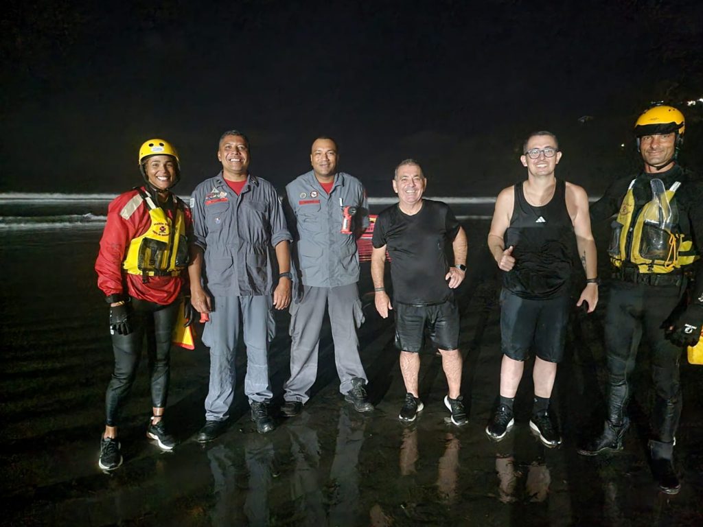 Pai e filho são resgatados após ficarem ilhados em trecho de costa em Ubatuba