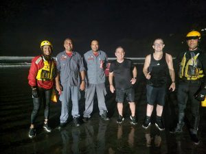 Pai e filho são resgatados após ficarem ilhados em trecho de costa em Ubatuba