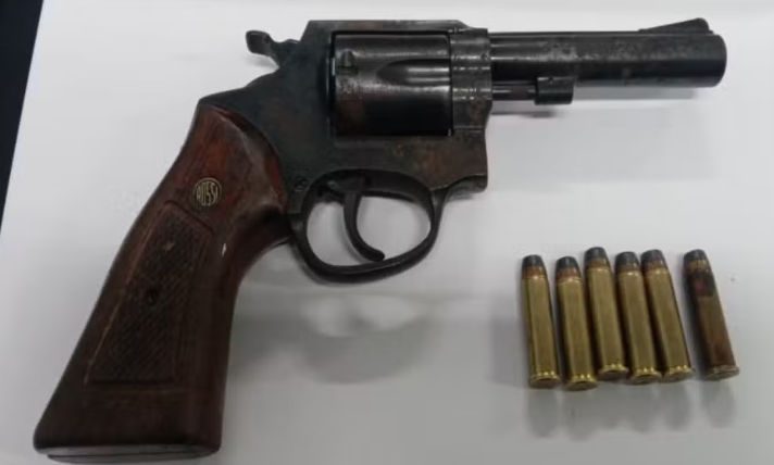 BAEP prende GCM que iria vender revólver com numeração raspada em Caraguatatuba