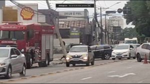 Acidente envolvendo dois carros atinge poste e complica trânsito na Av. Juscelino Kubitschek, em São José