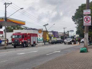 Acidente envolvendo dois carros atinge poste e complica trânsito na av. Juscelino Kubitschek