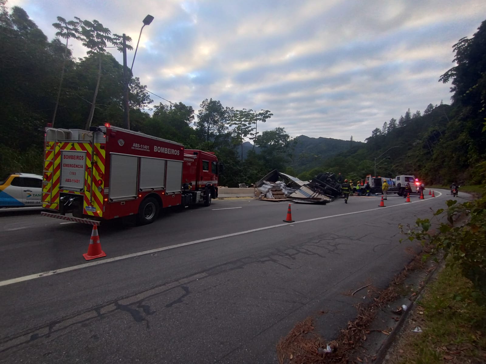 Caminhão tomba na Rodovia dos Tamoios e deixa motorista ferido na serra