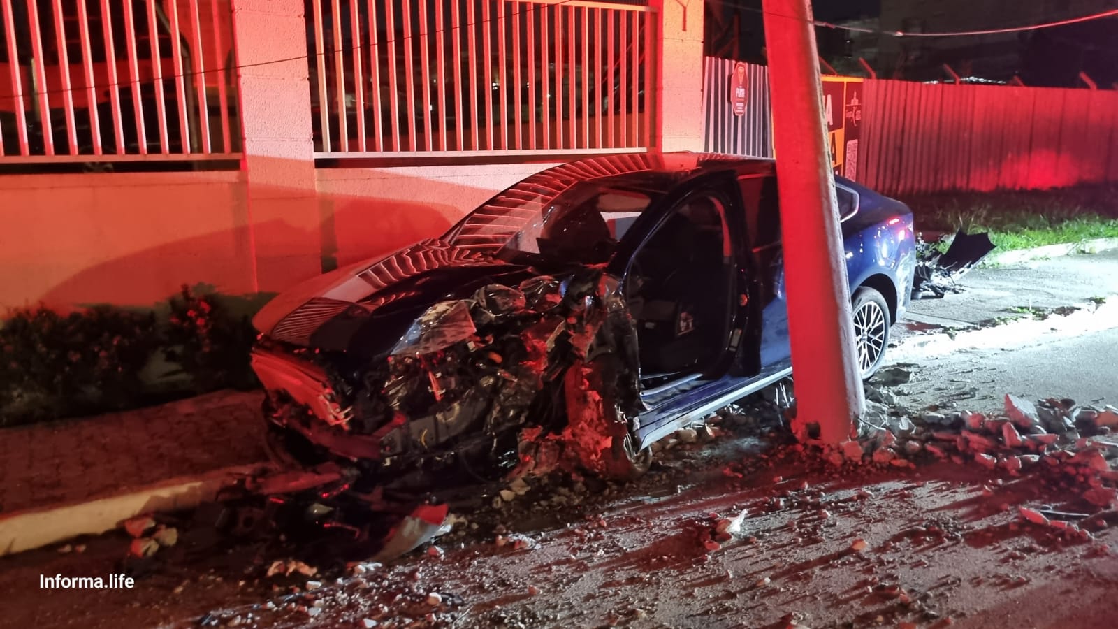 Casal de idosos fica preso nas ferragens após acidente na avenida Eduardo Cury