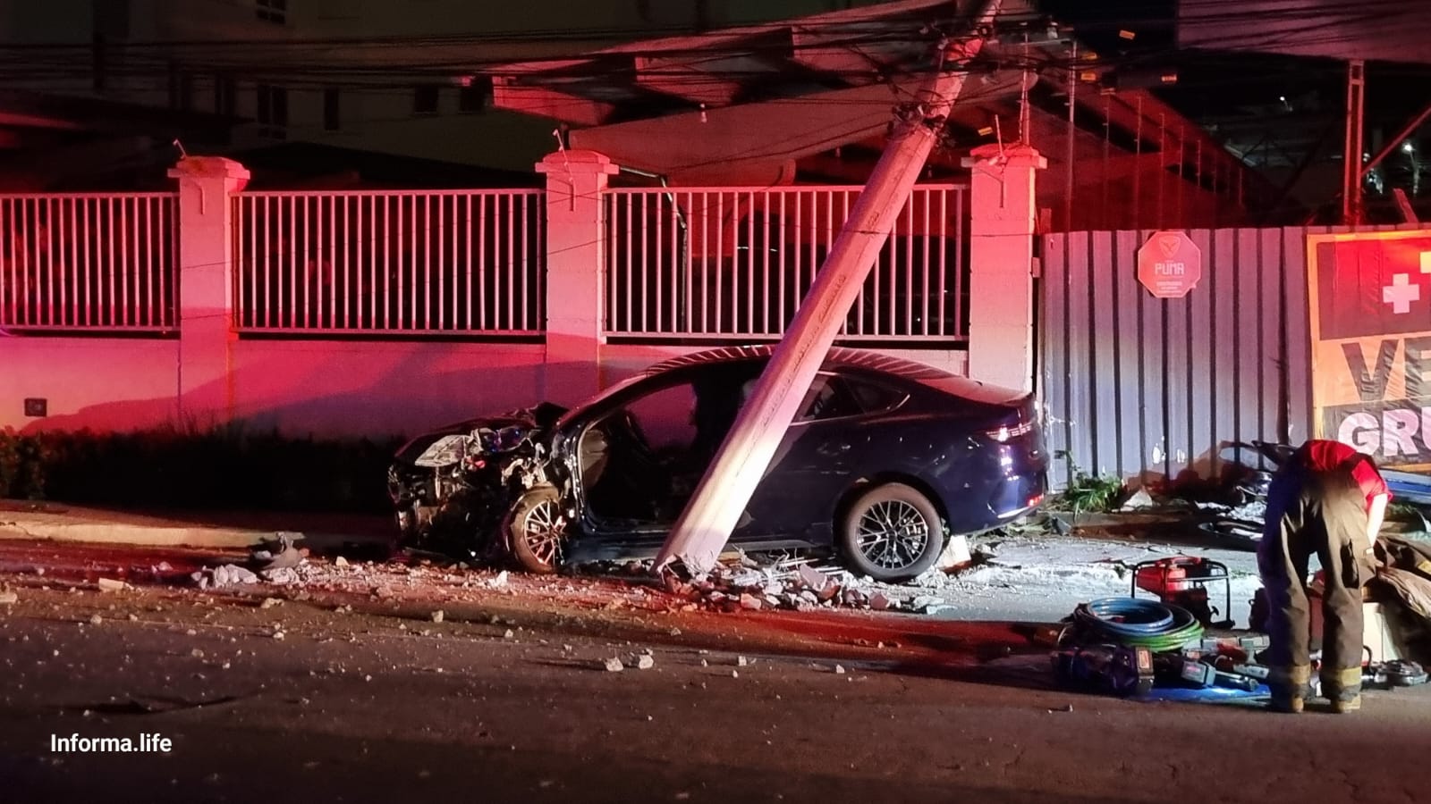Casal de idosos fica preso nas ferragens após acidente na avenida Eduardo Cury