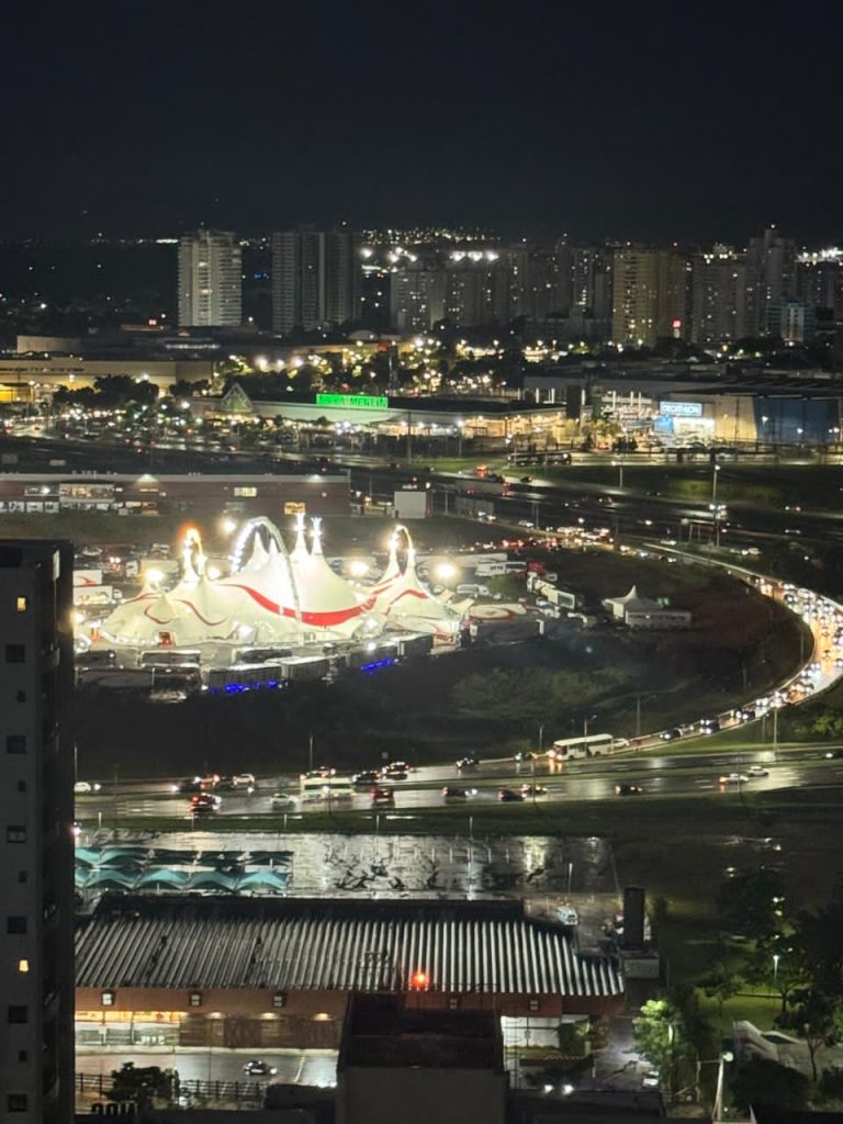 Chuva causa congestionamento perto de circo no Anel Viário