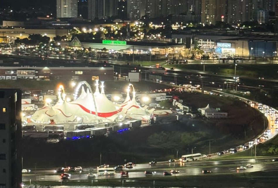 Chuva causa congestionamento perto de circo no Anel Viário