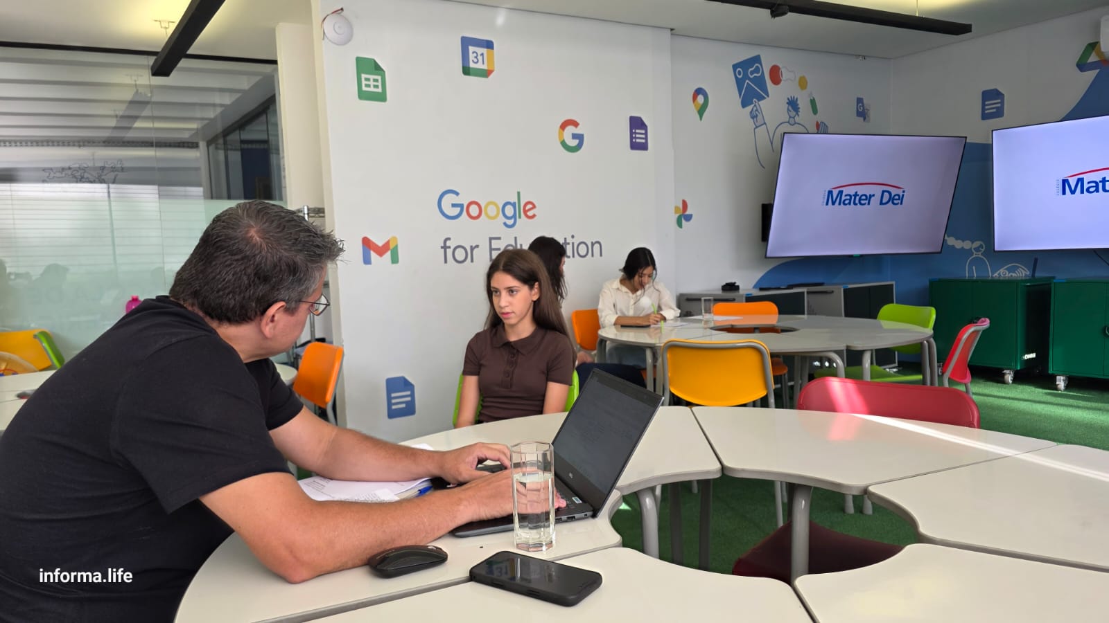 Colégio prepara alunos para o mercado de trabalho com projeto de empreendedorismo