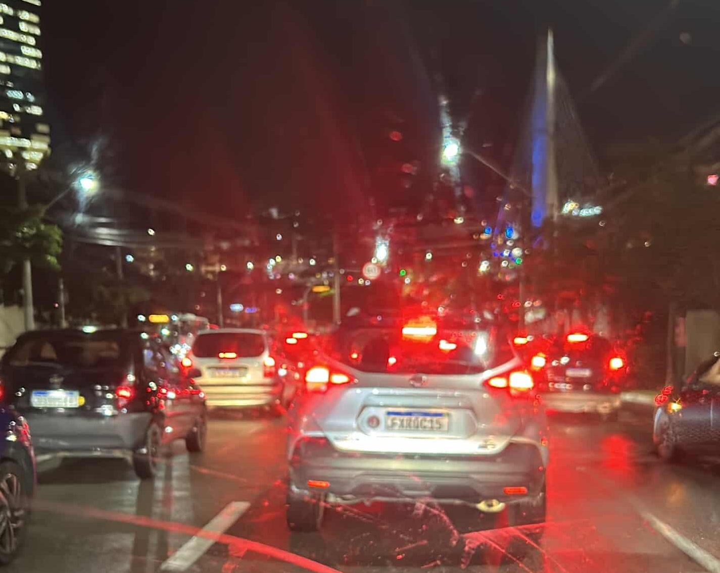 Falta de sincronismo em semáforo sob a ponte estaiada provoca congestionamento