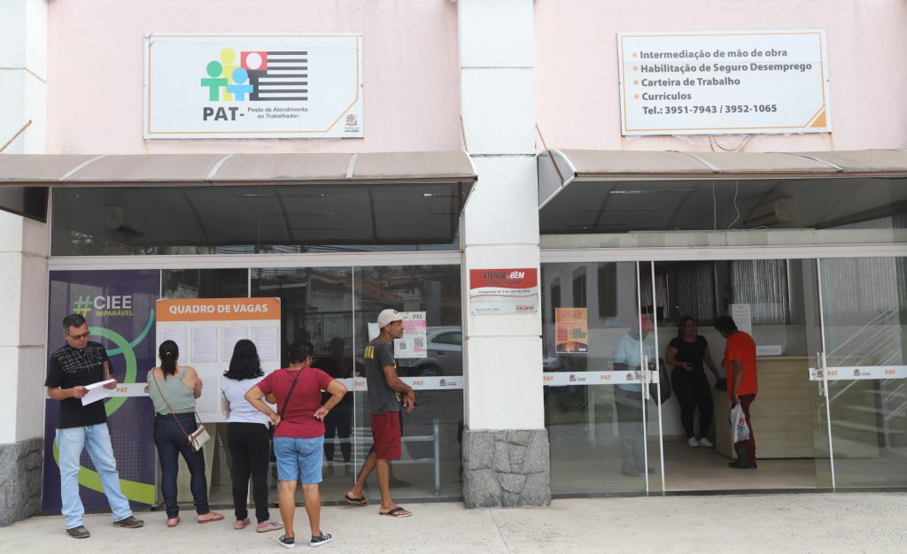 PAT de Jacareí realiza mutirão para contratação de 110 vagas da empresa Ambiental