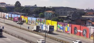 Projeto Grafite transforma barreiras da Via Dutra em galeria a céu aberto em Guarulhos
