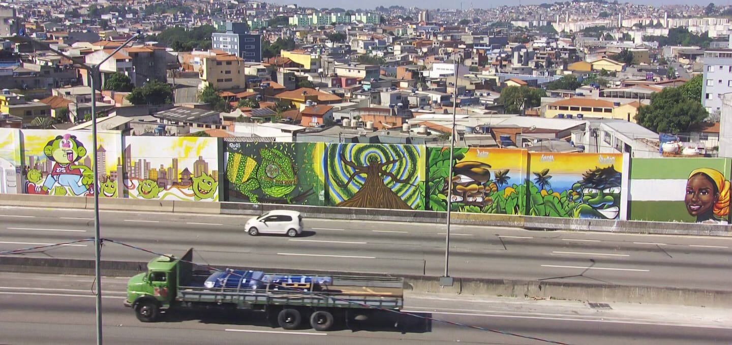 Projeto Grafite transforma barreiras da Via Dutra em galeria a céu aberto em Guarulhos