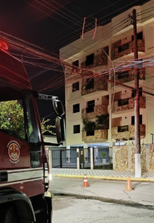 Área foi isolada após rompimento de fio energizado no centro de Ubatuba