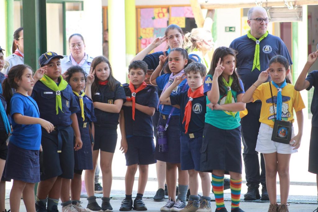 "Exposição Aventura" Escoteira transforma espaço do shopping em acampamento temático