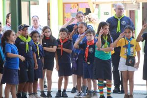 "Exposição Aventura" Escoteira transforma espaço do shopping em acampamento temático