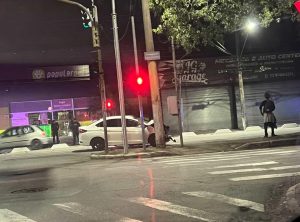 Motorista avança sinal e causa acidente na avenida JK em São José dos Campos