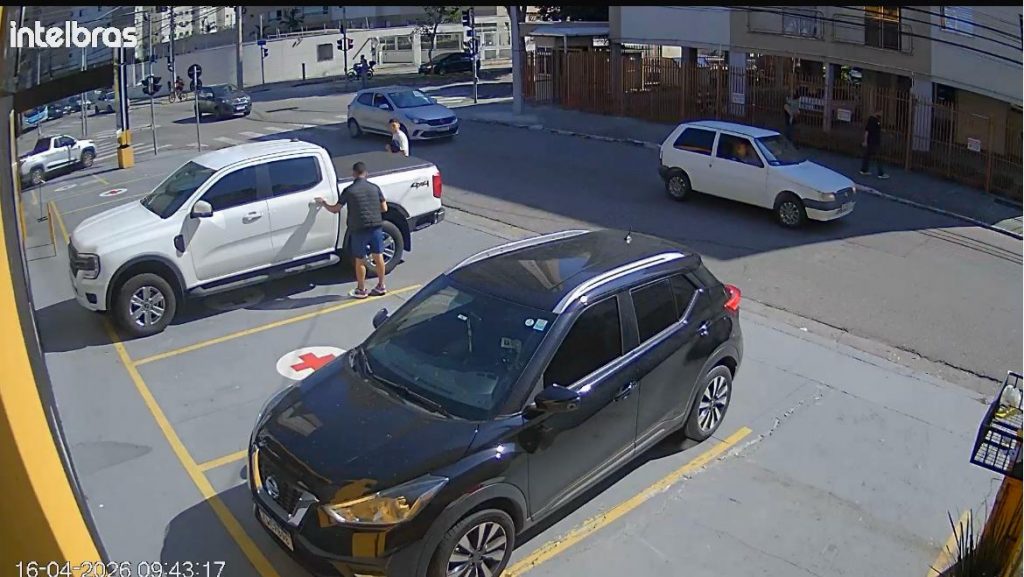 Câmeras de segurança registraram tentativa de furto no bairro Parque Industrial, em São José dos Campos.