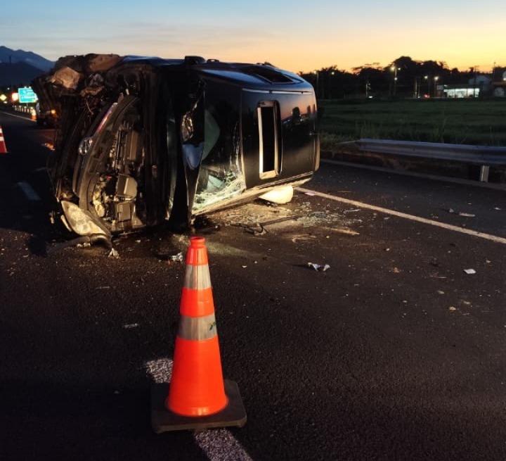 Equipes de resgate atendem vítimas após tombamento de veículo
