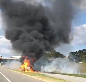 Carreta tombada interdita acesso entre rodovias em Jacareí neste sábado (25)